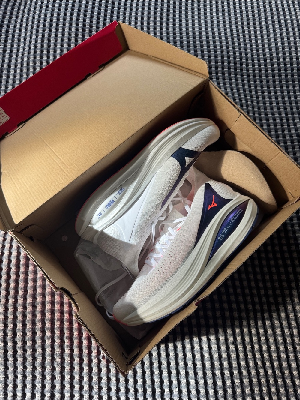 Mizuno White Athletic Running Shoes with Navy and Red Accents